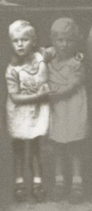 Mijn tweelingzus Janneke en ik - 1954